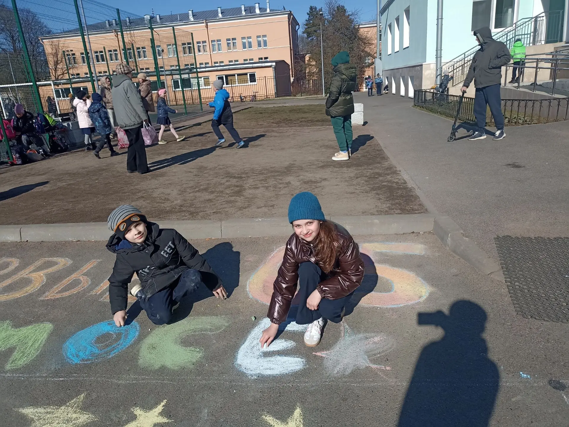 К 65-летию первого полёта человека в космос в начальной школе гимназии  прошёл конкурс рисунков на а