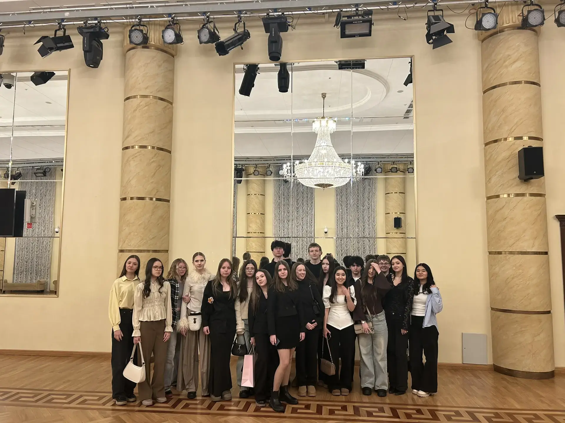 🎭 Культурный выход: 8а и 10б покоряют Марс!  На прошлой неделе ученики 8а и 10б классов отправились 