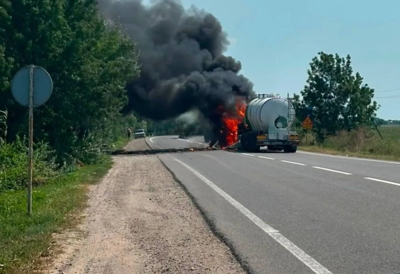 БПЛА ударил по кабине фуры в Маяках в Одесской области: водителю оторвало ноги — он погиб.

Фура при