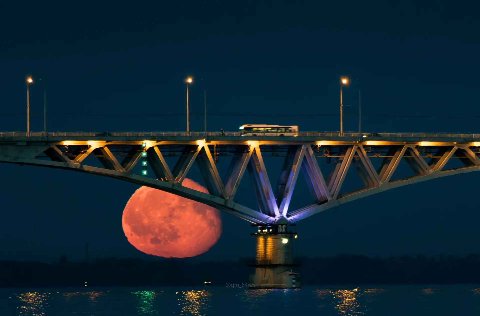 🌖 Восход луны над мостом Саратов-Энгельс в предпоследний день лета.