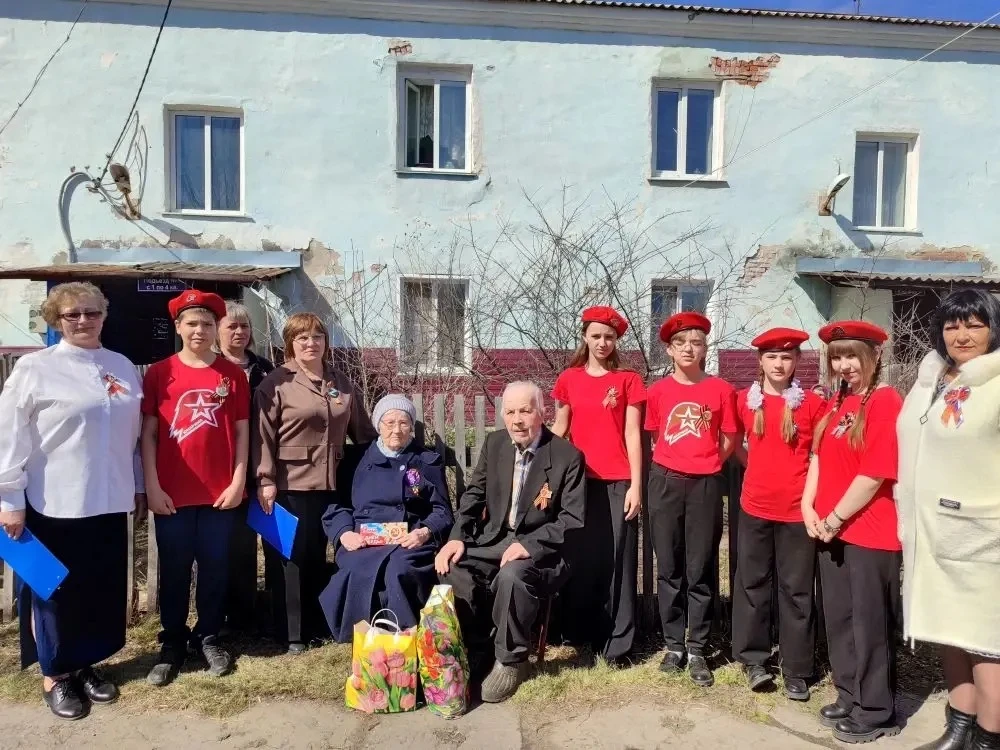 В преддверии Дня Победы юнармейцы нашей школы поздравили Детей войны и от имени всего ш...