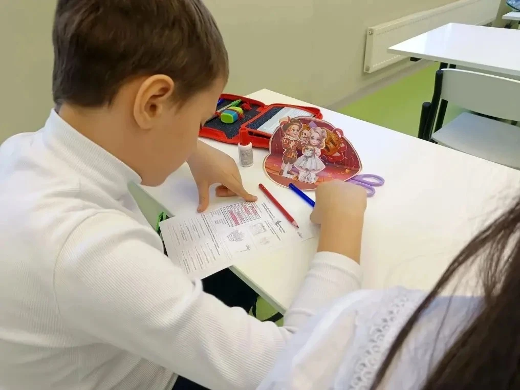 📍 Понедельник в школе «Созвездие»  ✅ Неделя открыта торжественной линейкой с выносом флага и исполне