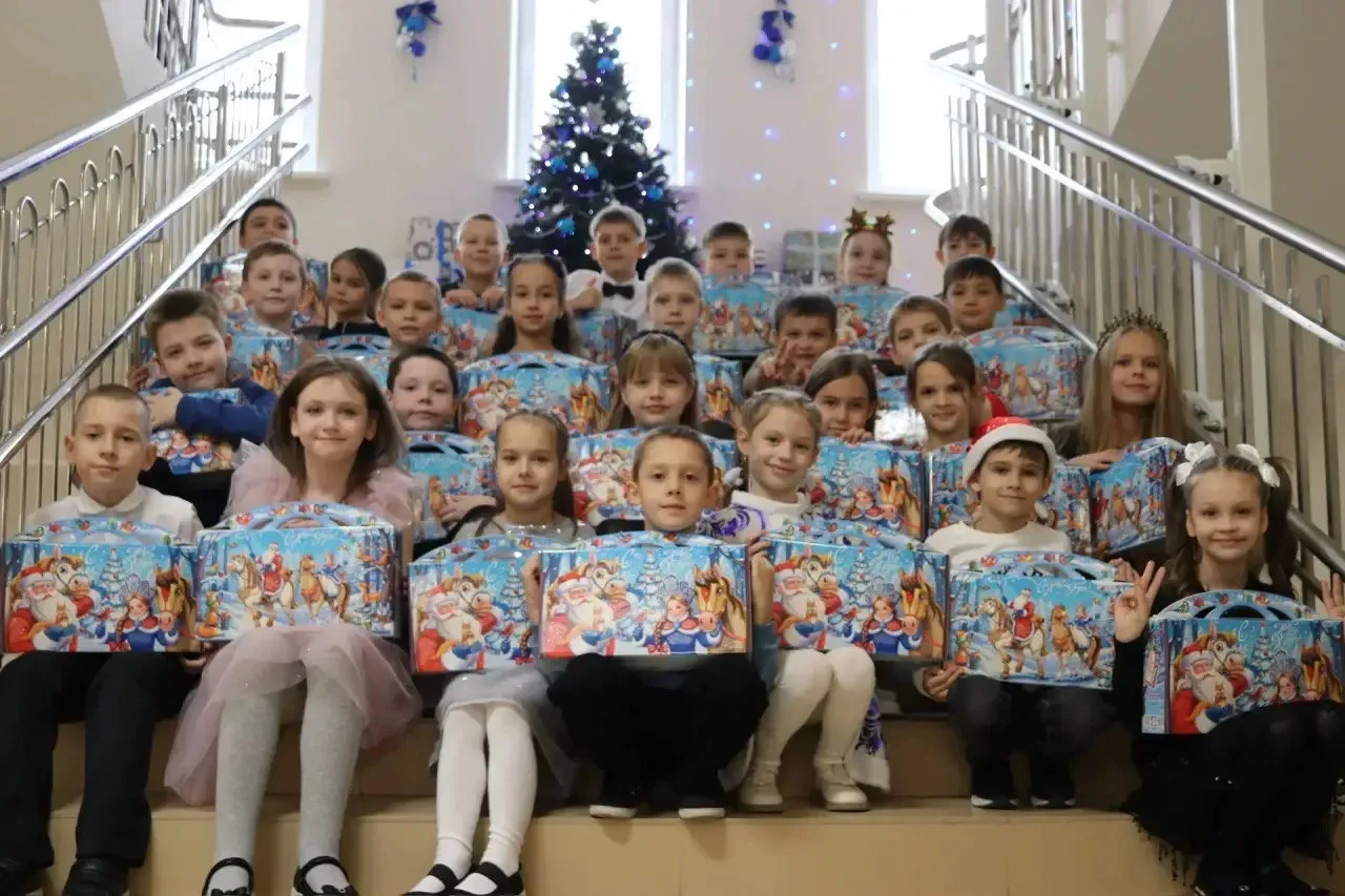 🎄✨ Новогодние подарки для учеников 1–4 классов ✨🎄  В преддверии Нового года ученики 1–4 классов трад