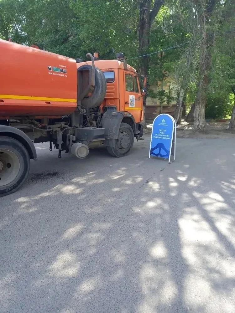 Водовозки продолжают развозить воду  Пока система наполняется водой, автоцистерны с чистой водой про
