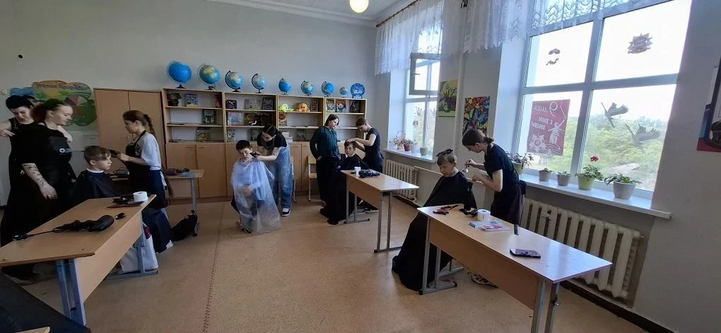 Студенты группы 8 «С» специальности «Технологии индустрии красоты» Стахановского полите...