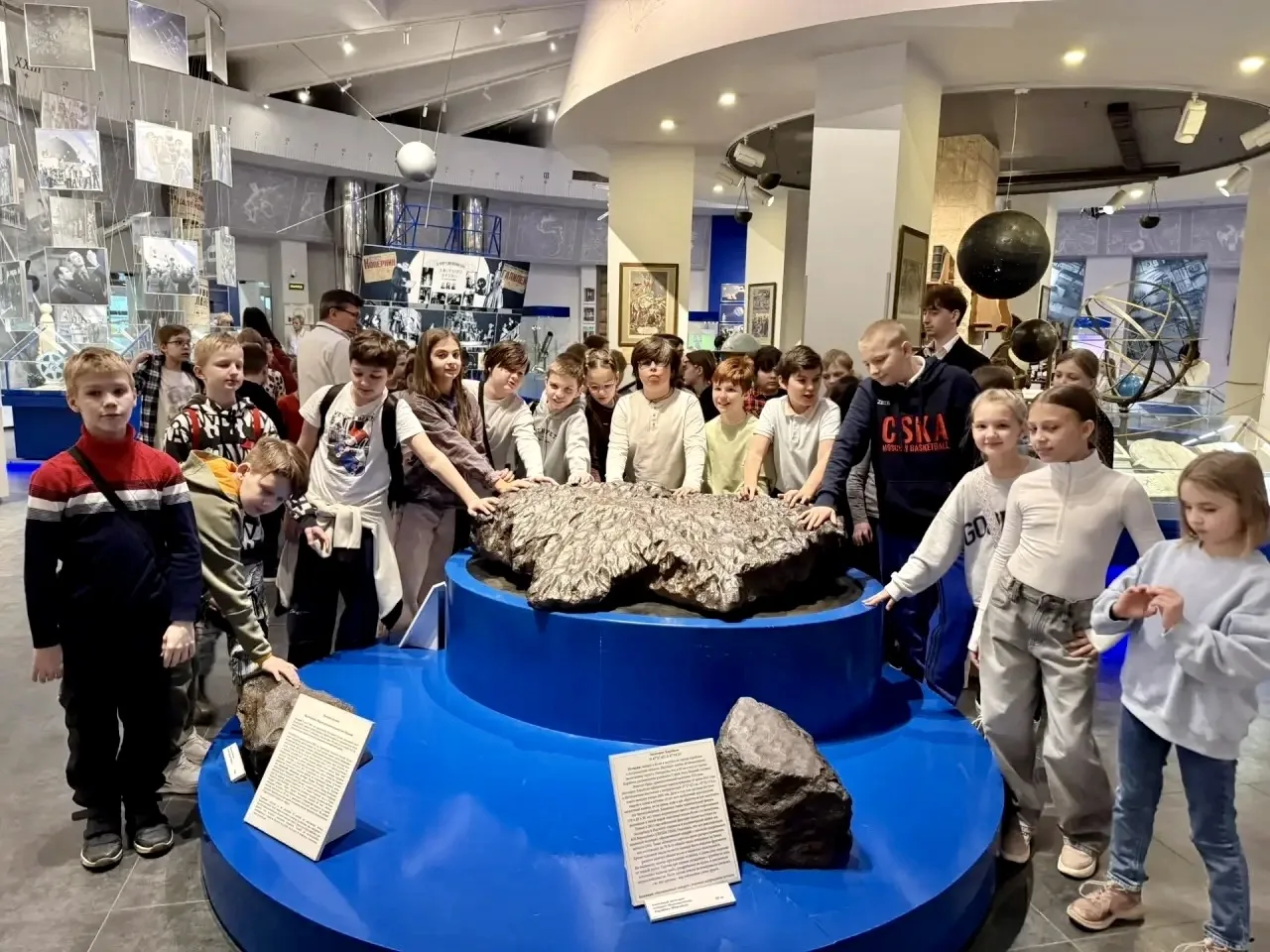 Планетарий 🚀  🤗 Ученикам 5 класса «Э» не сидится дома, поэтому на каникулах они отправились покорять