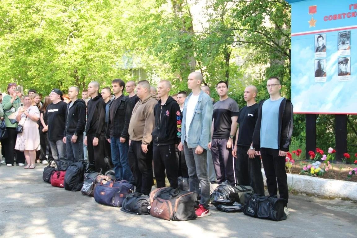 Очередная отправка в армию в рамках весеннего призыва прошла 25 мая. У стен военкомата собрались дру