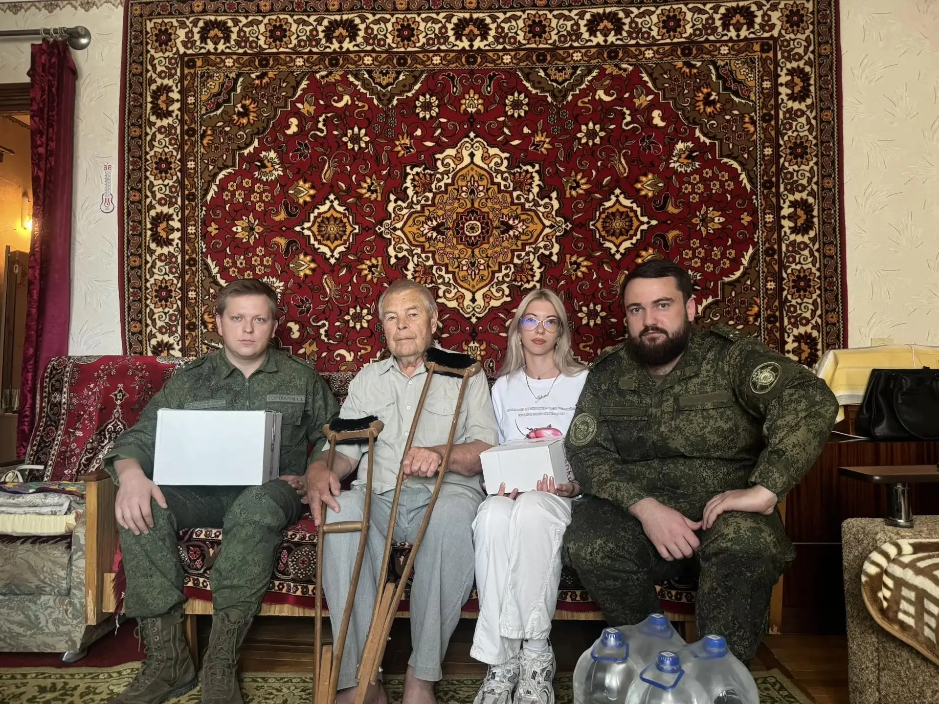 Офицеры Следственного комитета России оказали гуманитарную помощь ветерану боевых действий

Сотрудни