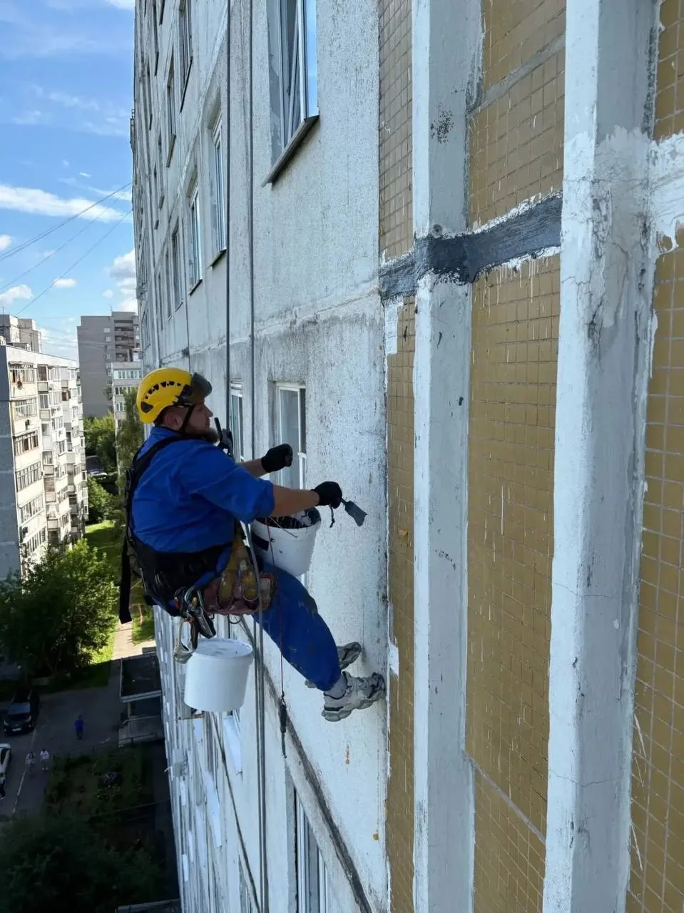 Состояние межпанельных швов напрямую влияет на защиту дома от влаги, сквозняков и теплопотерь. Своев