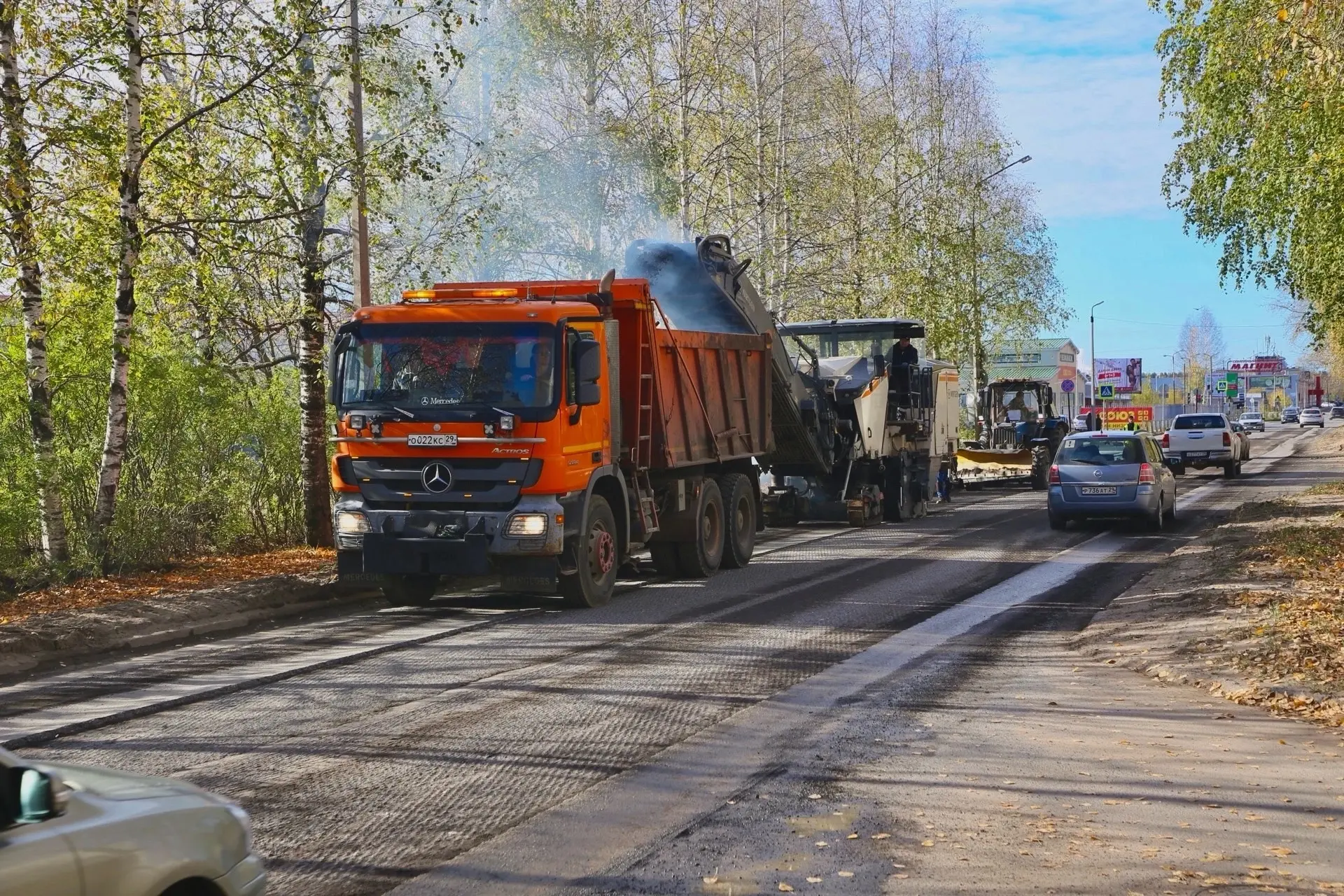 На улице Архангельской работает дорожная техника: срезают слой асфальта. Подробнее расс...