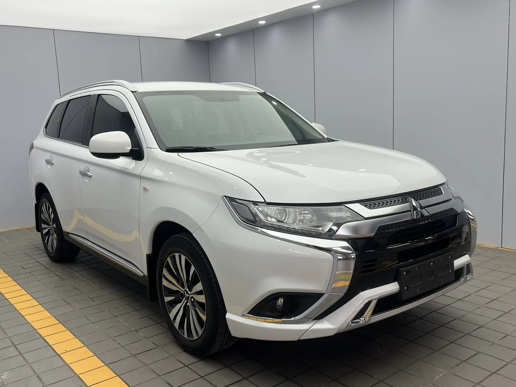 Mitsubishi Outlander 2.0 147 лс
Вариатор, передний привод.
Левый руль ☝️

Правые двери окрашены. Сре