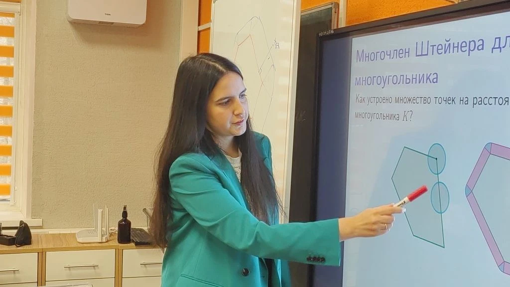 🧠 ВОЗВРАЩЕНИЕ ЗВЕЗДЫ: НАША ВЫПУСКНИЦА — УЖЕ ИССЛЕДОВАТЕЛЬ РАН!