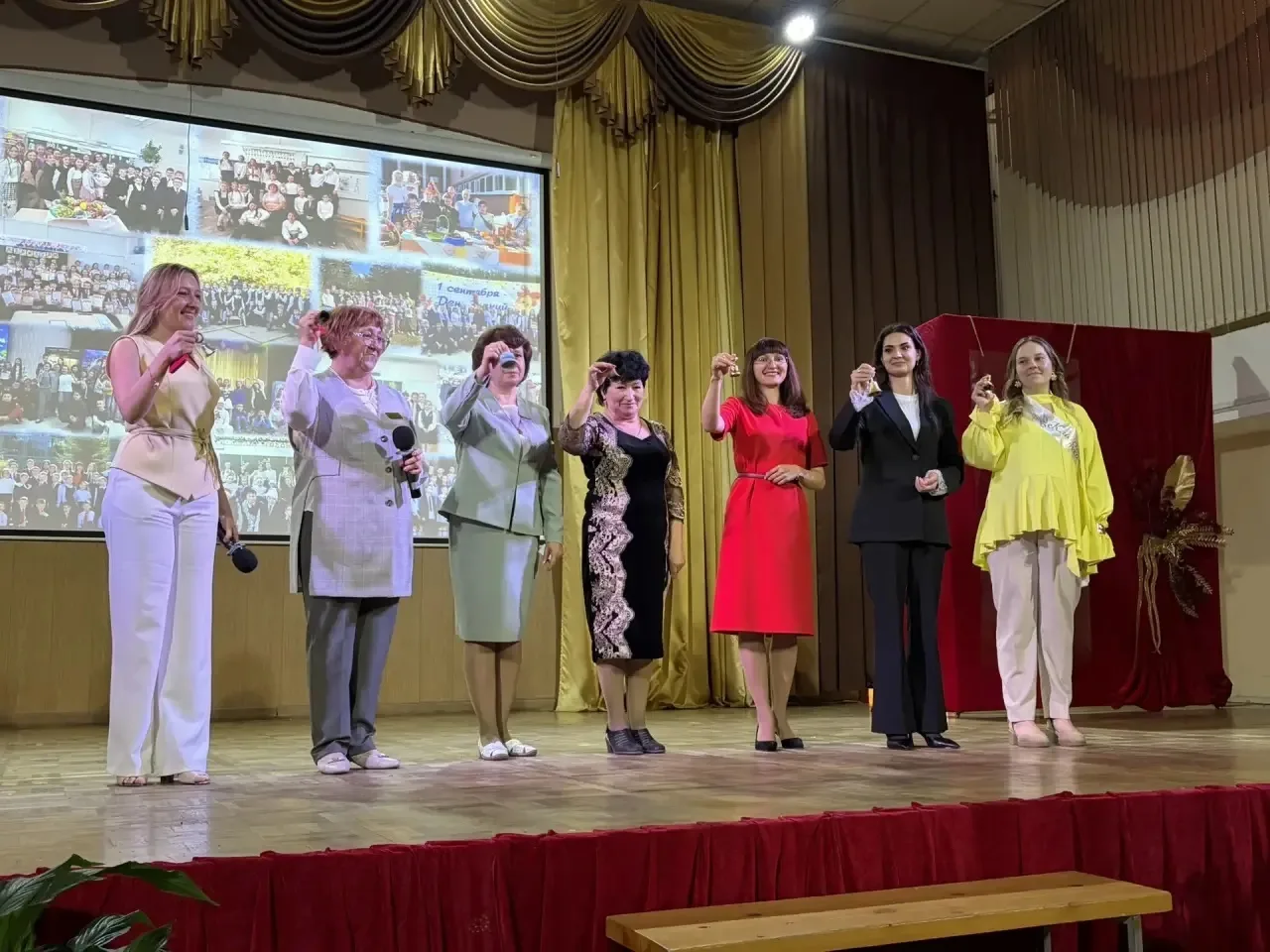 🎓✨ ПОСЛЕДНИЙ ЗВОНОК В 4-Х КЛАССАХ! ✨🎓  Вчера в нашей гимназии прошёл трогательный и радостный праздн