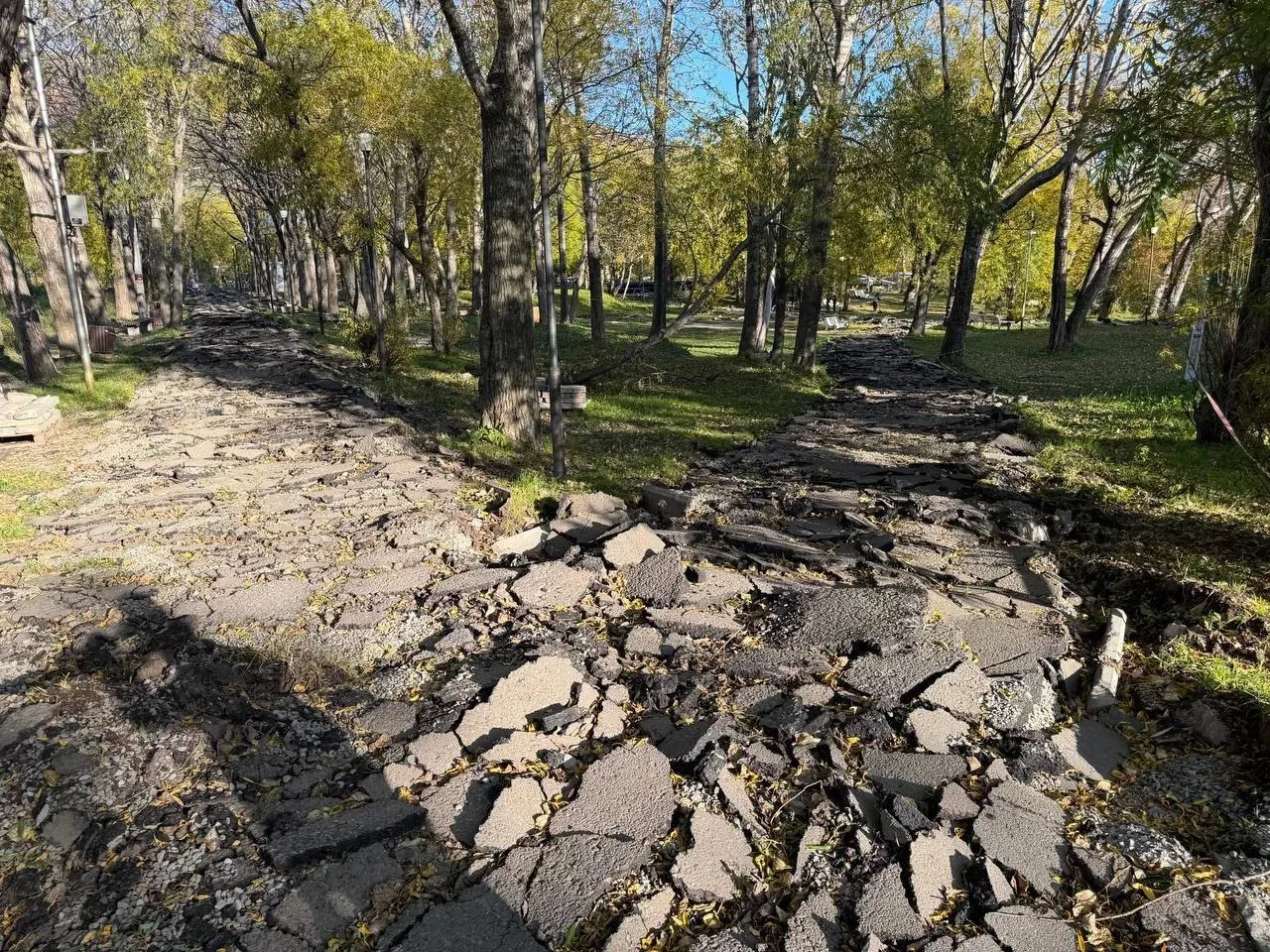 Парк отдыха у остановки «Госпиталь» в Петропавловске изрыт, а ограждений и рабочих нет