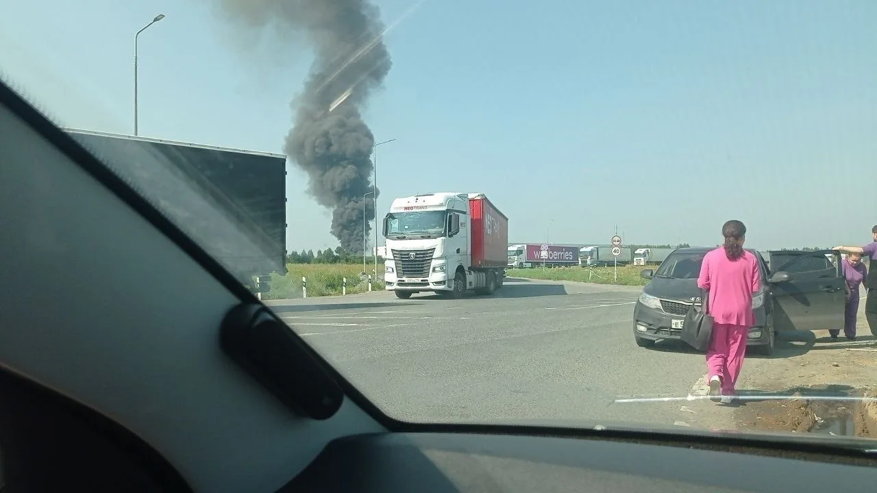 🔴В Екатеринбурге предварительно горит склад после атаки БПЛА.