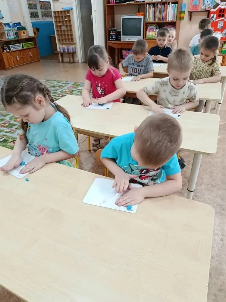 Дошкольное отделение «Зёрнышко»: лепка “Птицы на кормушке” Что творится у кормушки, И кого тут тольк