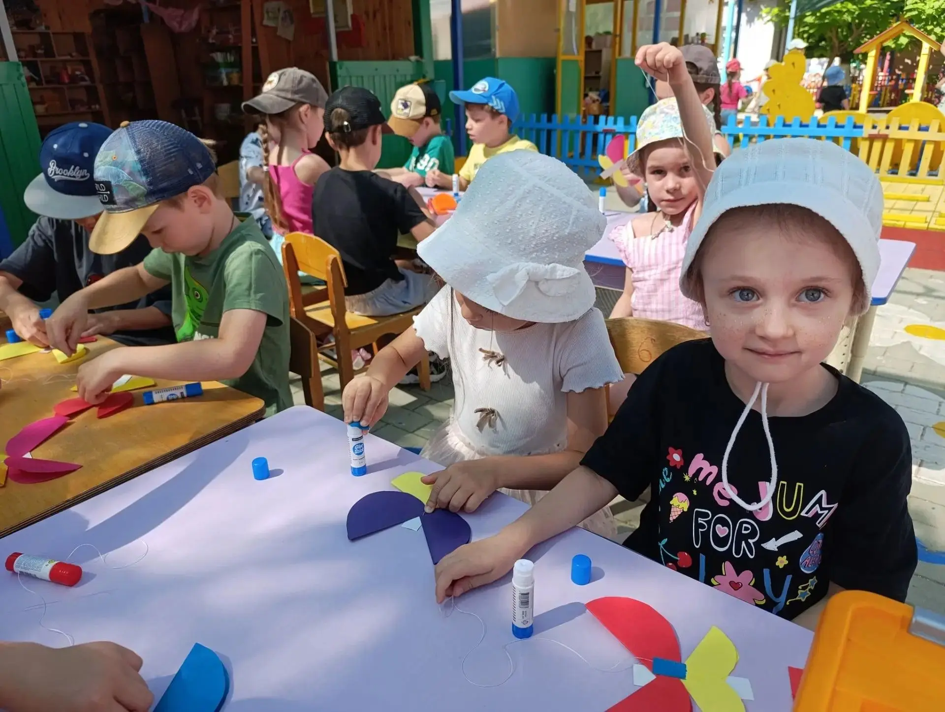 🎉 Творческий день в группе «Алые паруса»! 🎉 
Дети вместе с воспитателем Александрой Сергеевной во 