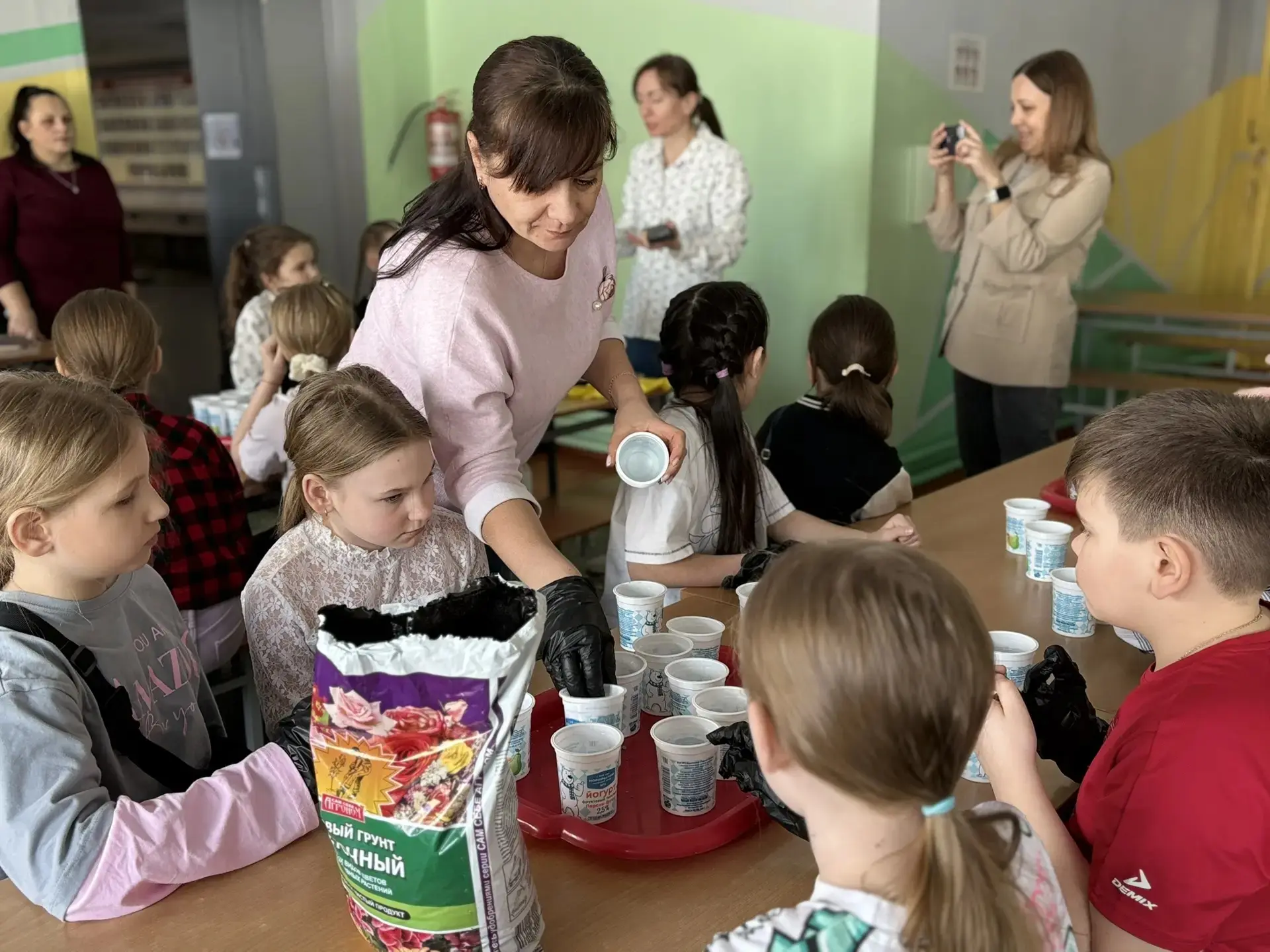 😃🤗 В первый день каникул в школе развернулось интересное действие - на мастер-класс по высадке цве