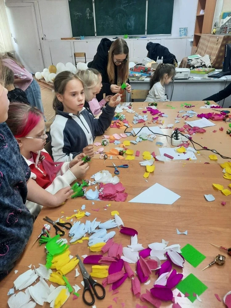 Изготавливаем подарки. Мастер-класс "Букет из конфет"