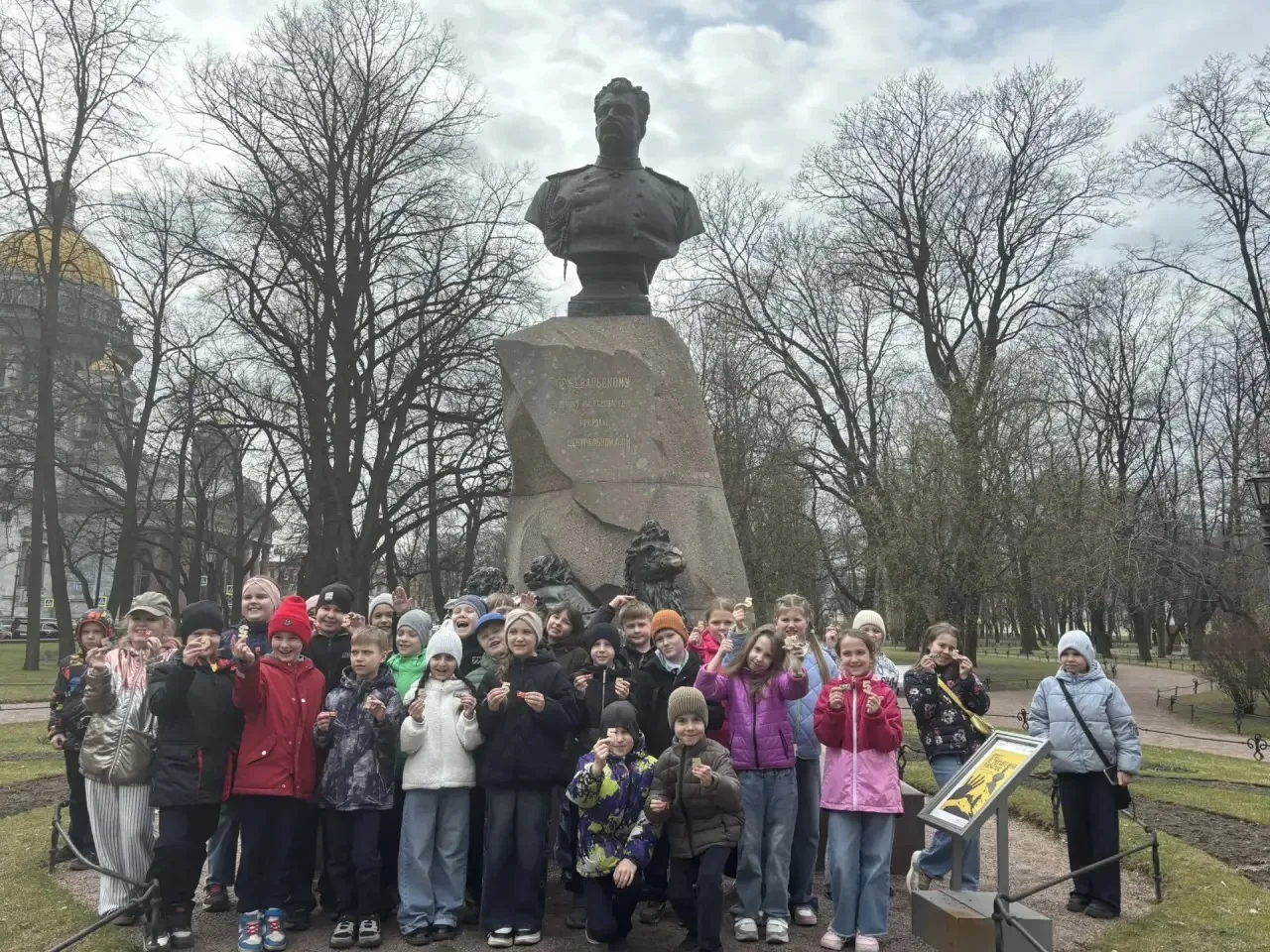 🚌Сегодня 2б класс был на автобусной экскурсии по Санкт‑Петербургу: ребята увидели величественные дво