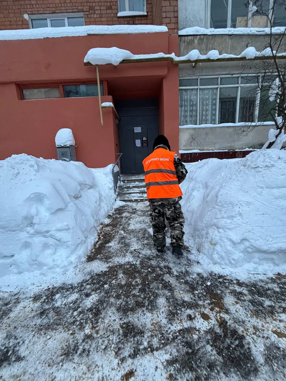 Несмотря на сложные погодные условия, работа продолжается в усиленном режиме. Дворники и спецтехника