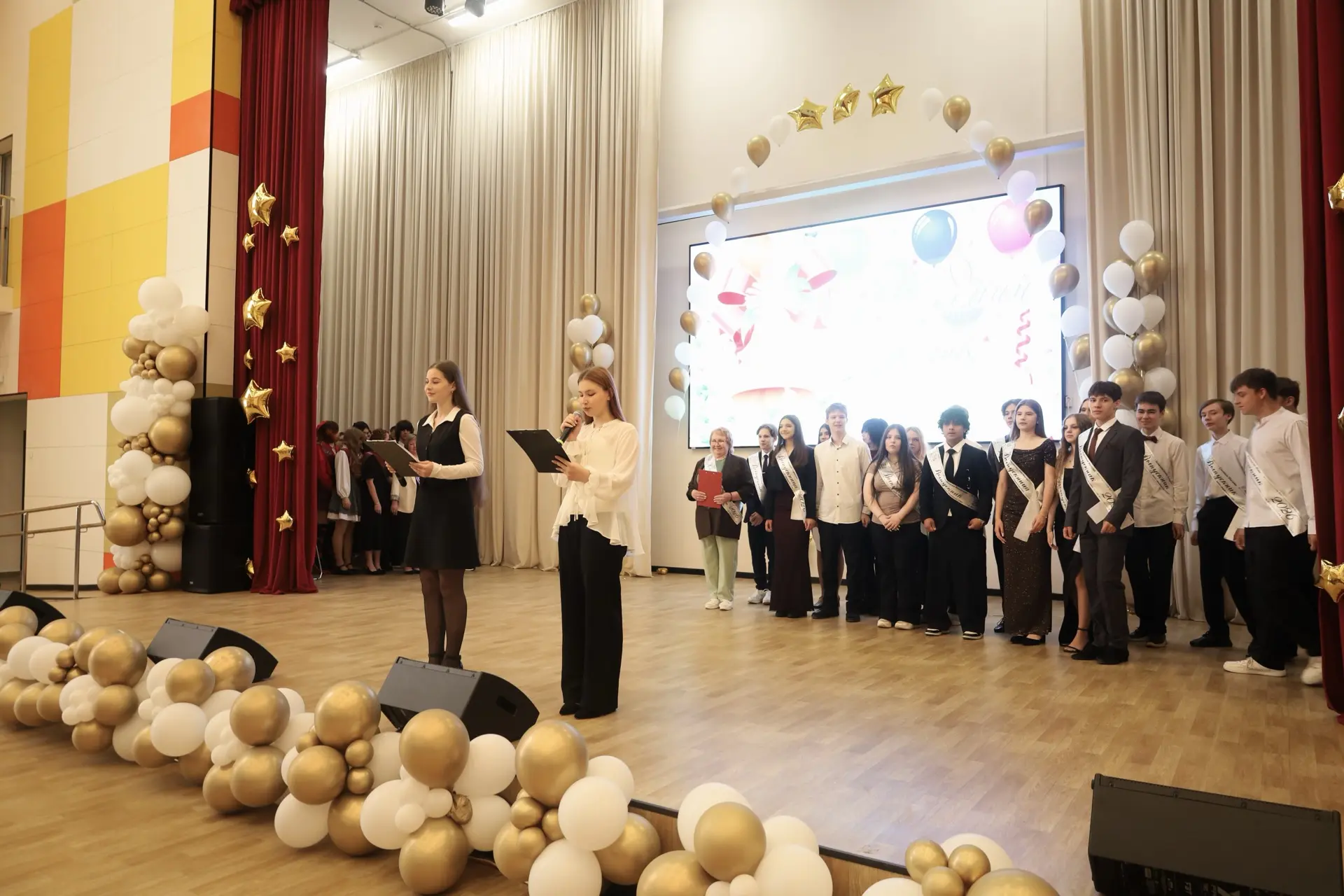 🎓 Сегодня в нашей школе прозвенел последний звонок для 9в и 9г классов.  Позади — девять лет уроков,