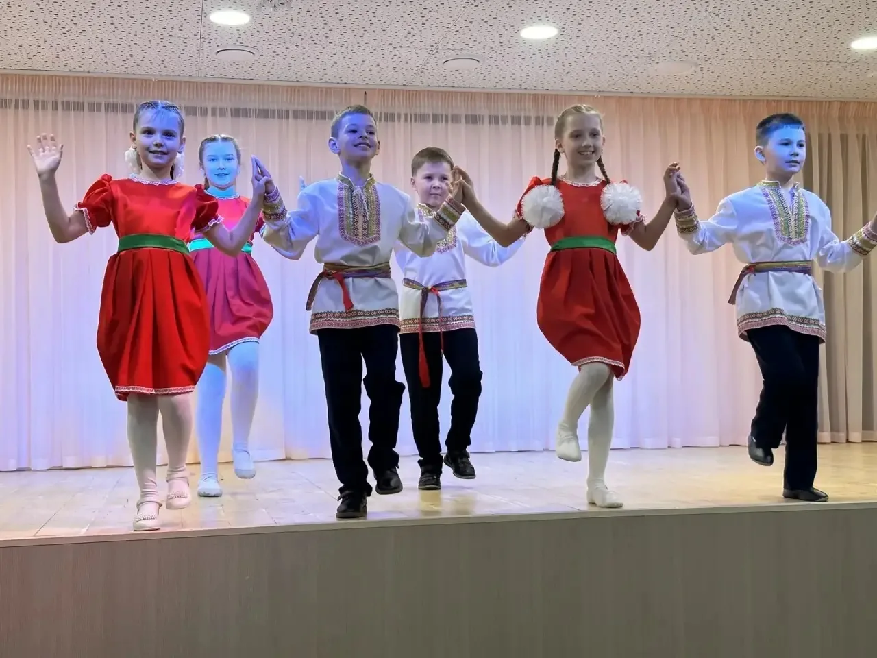 ✨ «В семье единой»: второклассники отмечают Год единства народов России! ✨  🎭 Сегодня в нашей школе 