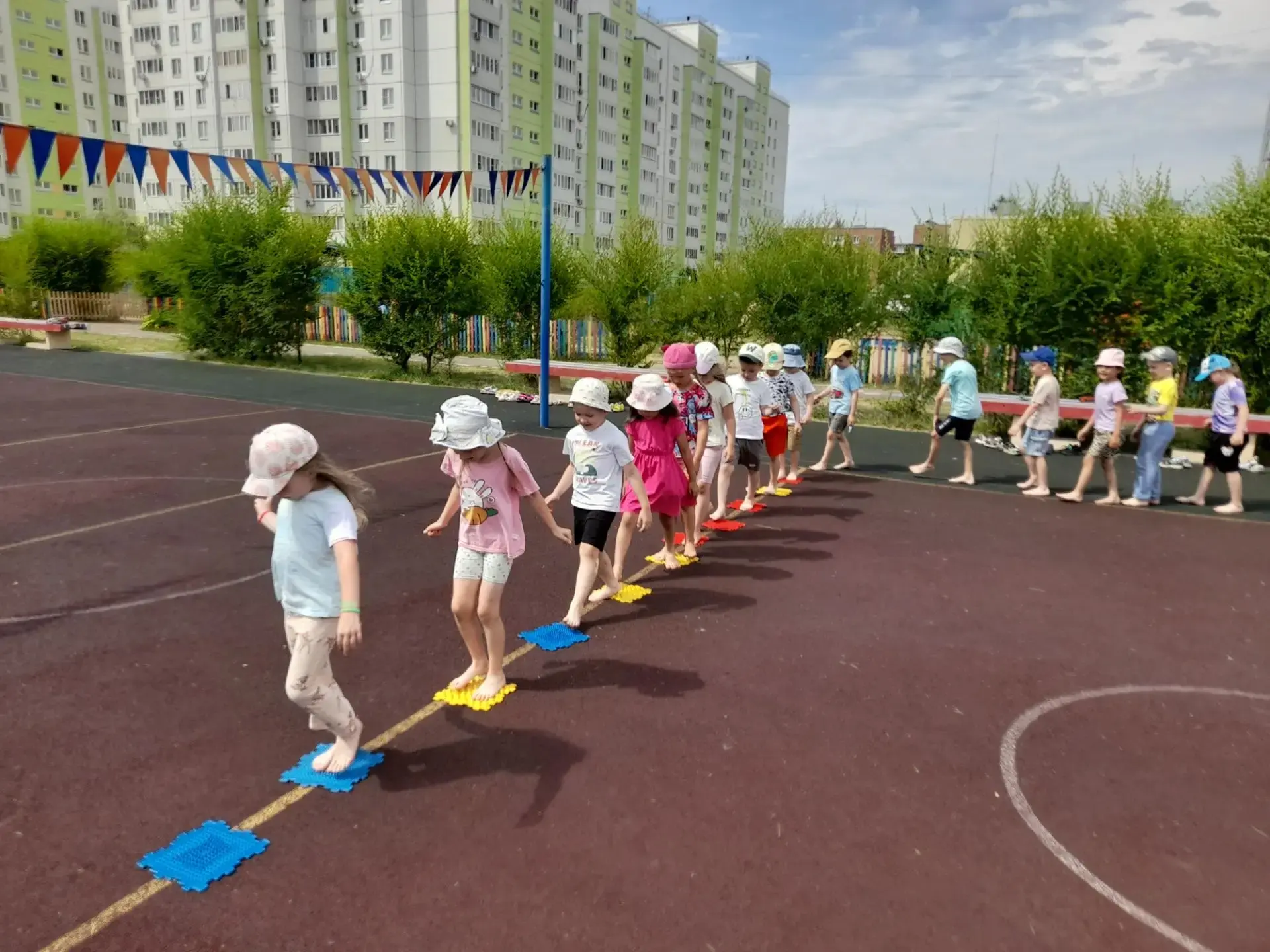29 июня в группе "Сказка" посвятили день нашим верным помощникам — ножкам. 
🦶Провели познавательный