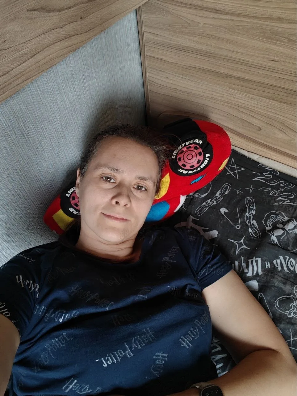 Мой сегодняшний контент: в футболке "Гарри Поттер" лежу на комплекте постельного белья ...