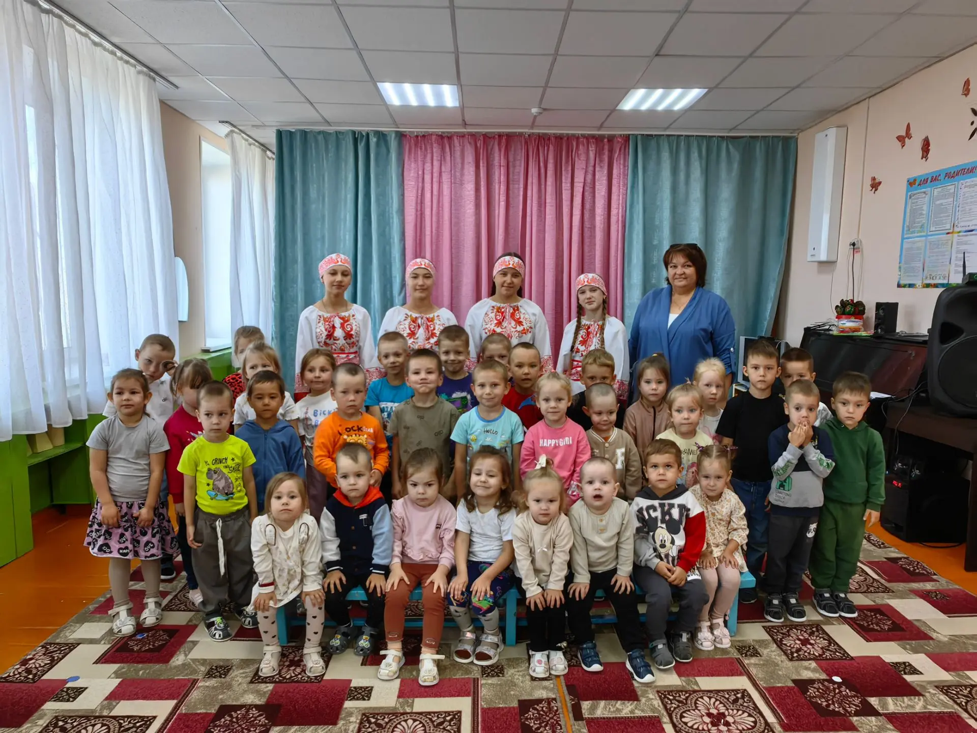 Встреча прошла в формате живого диалога: артисты не только выступали, но и рассказывали...