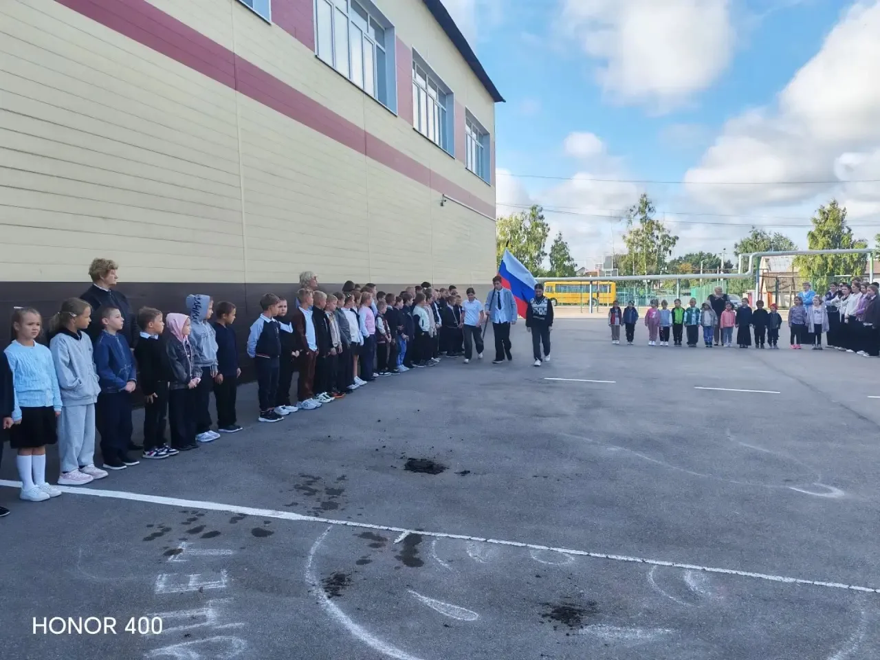 Новая рабочая неделя в Бурнакском филиале МБОУ «Жердевская СОШ №2» началась с торжестве...