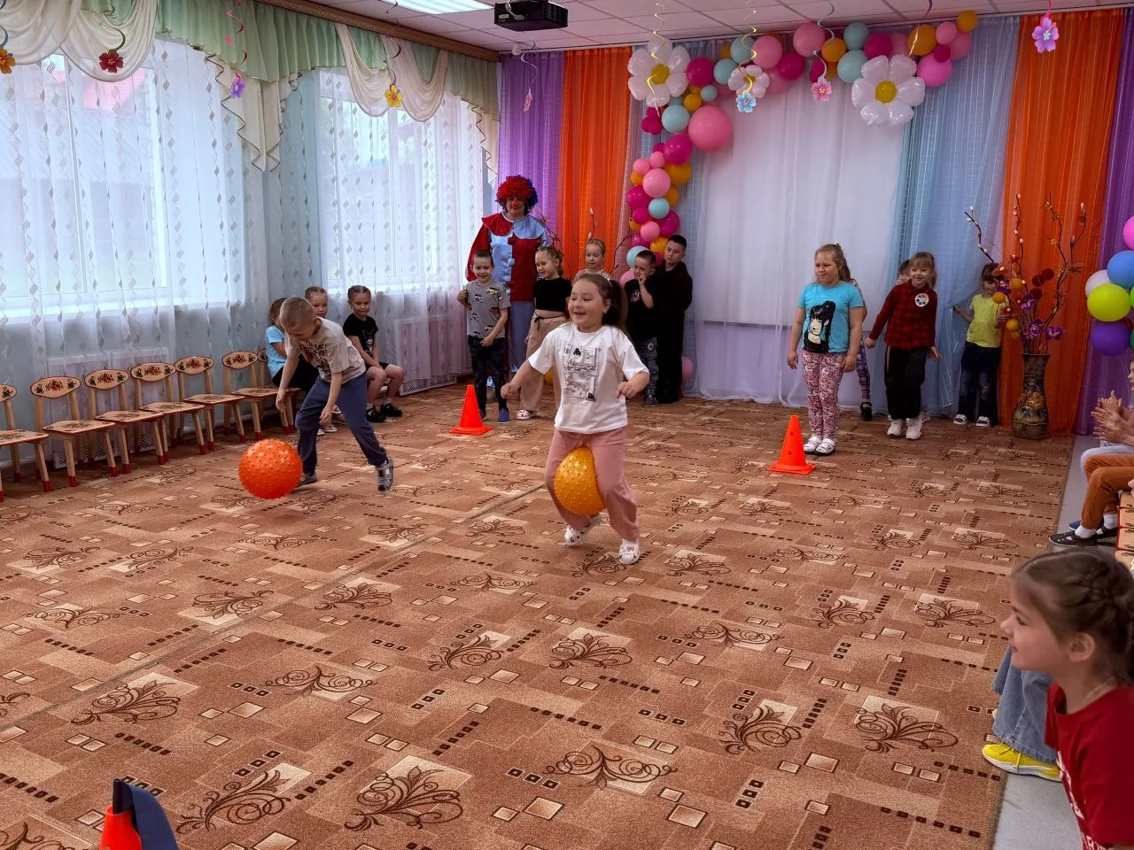 Один день из жизни нашего летнего лагеря: смех, спорт и сказка!