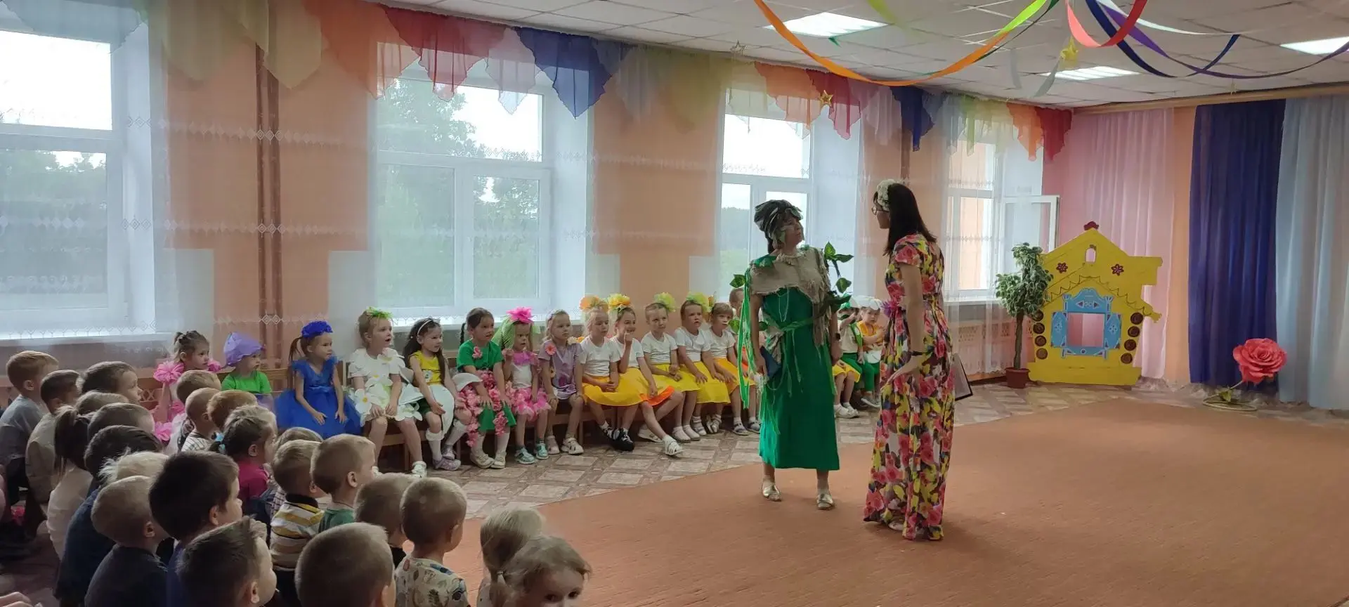 Сегодня в нашем детском саду состоялся яркий конкурс-дефиле «Цветочная феерия»! 🌷🌸