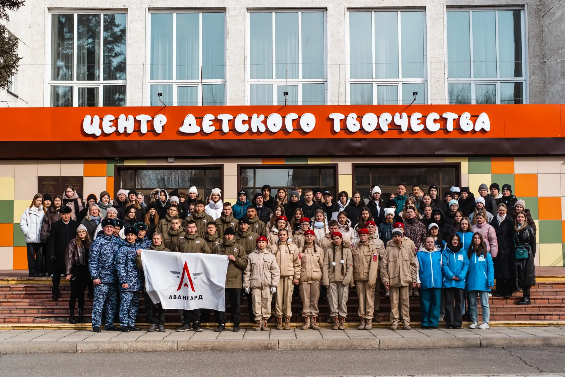 Под единым флагом 🇷🇺  В День воссоединения Крыма и Севастополя с Россией Волонтёры Победы Республики