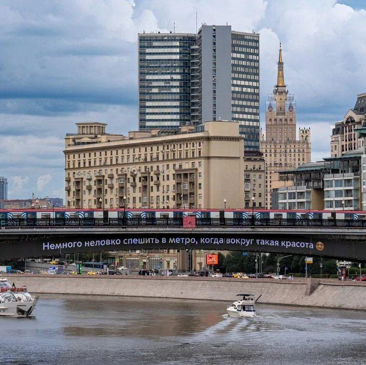 Немного неловко спешить в метро, когда вокруг такая красота 😍