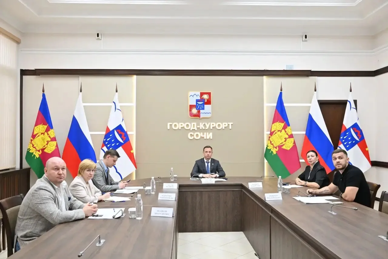 📍 До Нового года осталось три месяца. Но уже в декабре городские улицы и предприятия с...