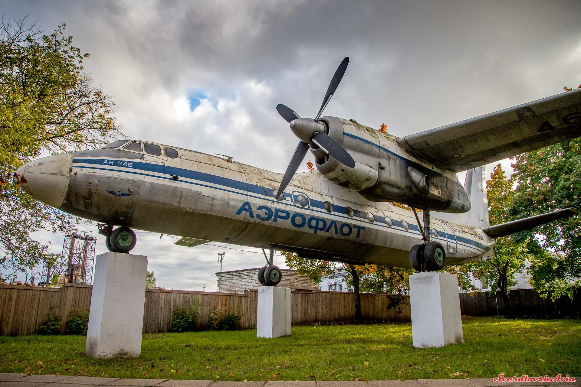 Ан-24Б в городе Слободской, Кировской области. Говорят борт прилетел и сел в поле недал...
