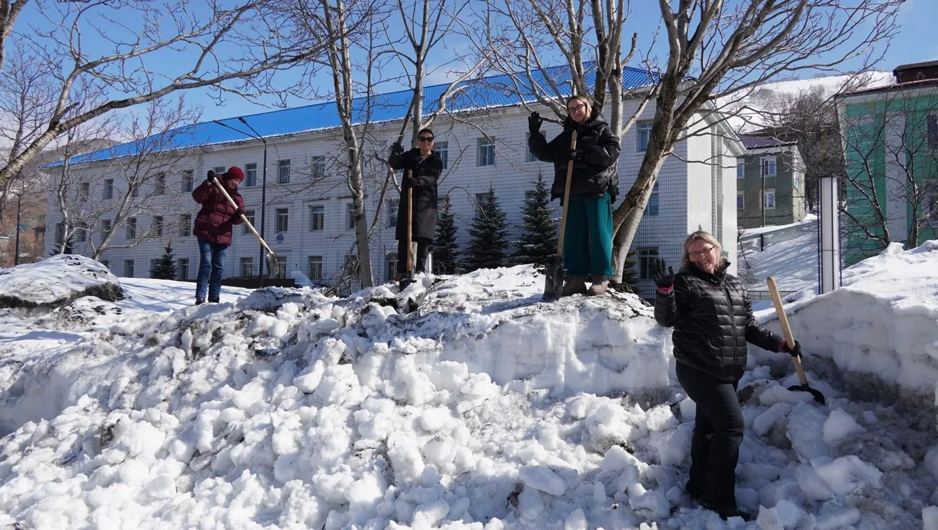 Сегодня в Петропавловске-Камчатском прошел очередной субботник. Основные работы по уборке сосредоточ