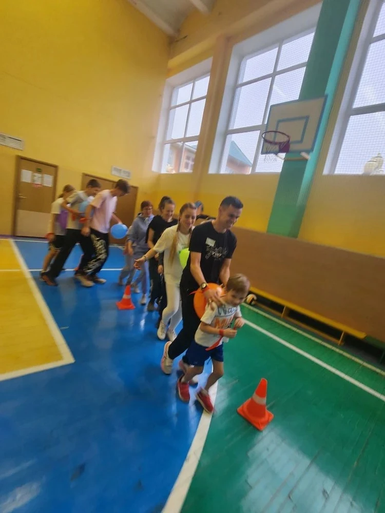 в семейном клубе нашей школы "Осознанный родитель" прошёл весёлый семейный  спортивный праздник.  "В