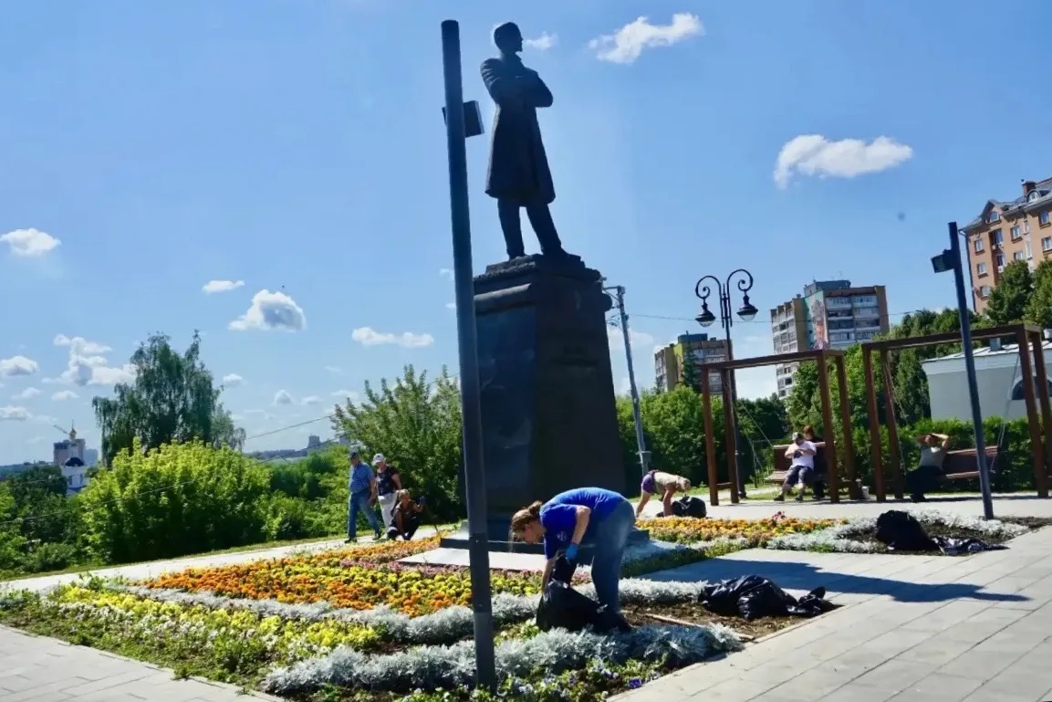 10 тысяч новых цветов украсят клумбы Орла ко Дню города.