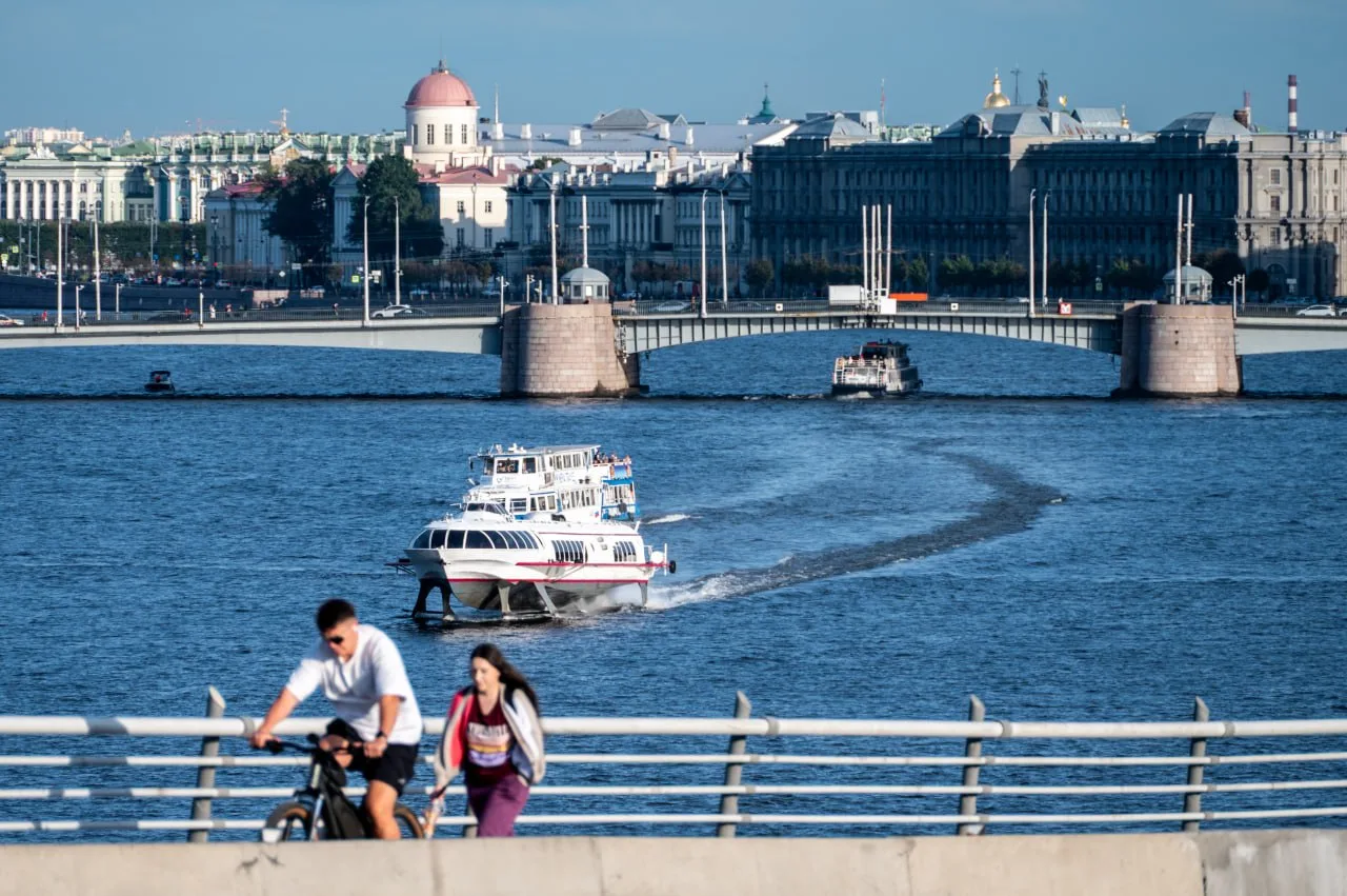 С моста Бетанкура открывается множество замечательных видов, и вот вид на Тучков мост, ...