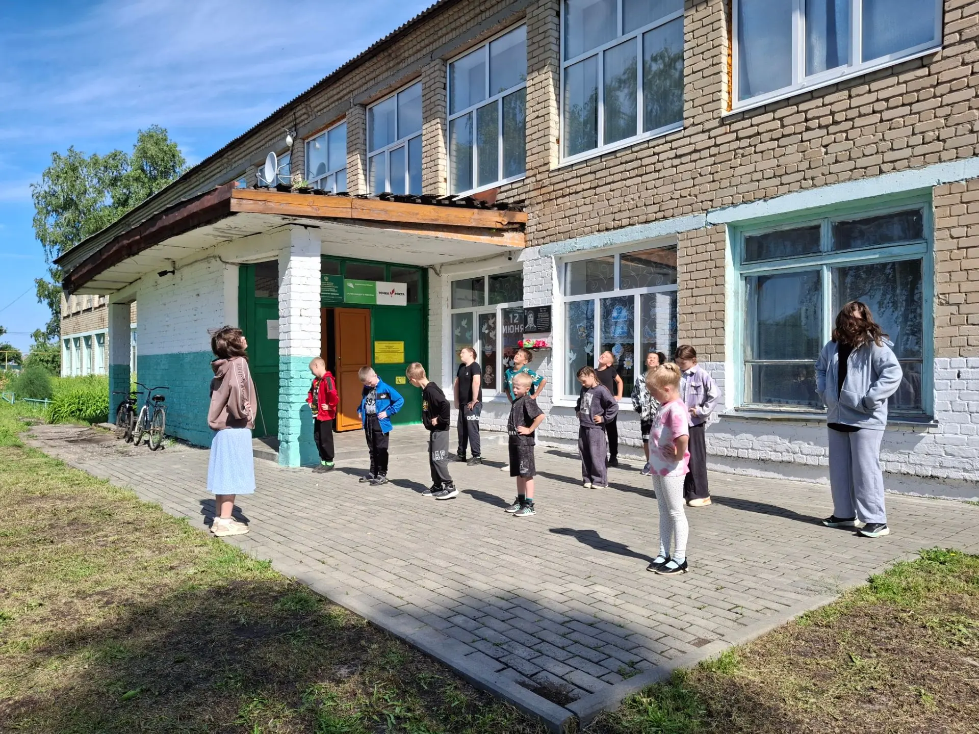 Сегодня 14-й день работы лагеря "Дружба" при МБОУ "Кочелаевская СОШ", и он начался с утренней зарядк