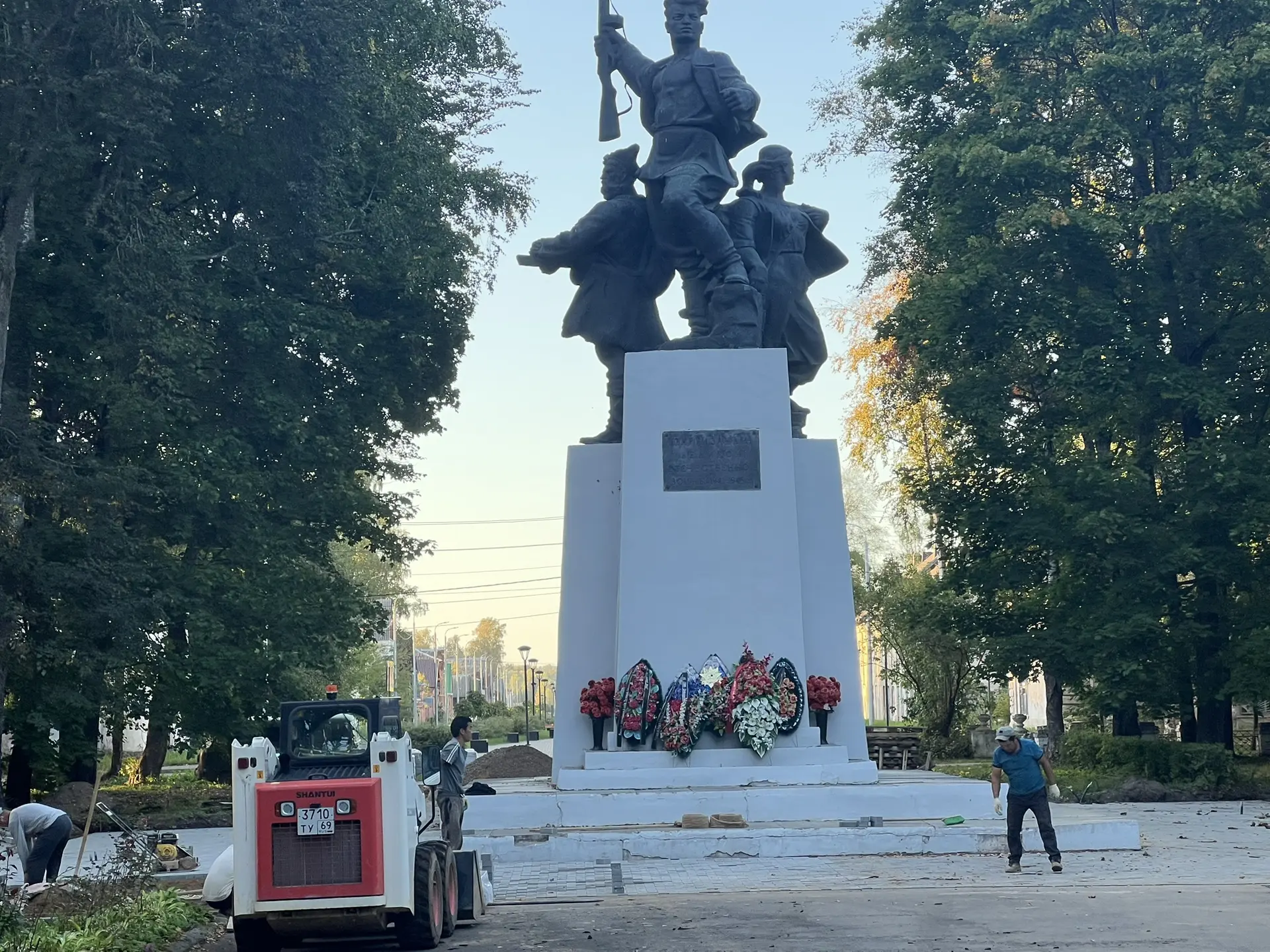 БЛагоустраивают памятник Партизанам в Осташкове, плитка и фонари будут. Спешат! ОЖидают...