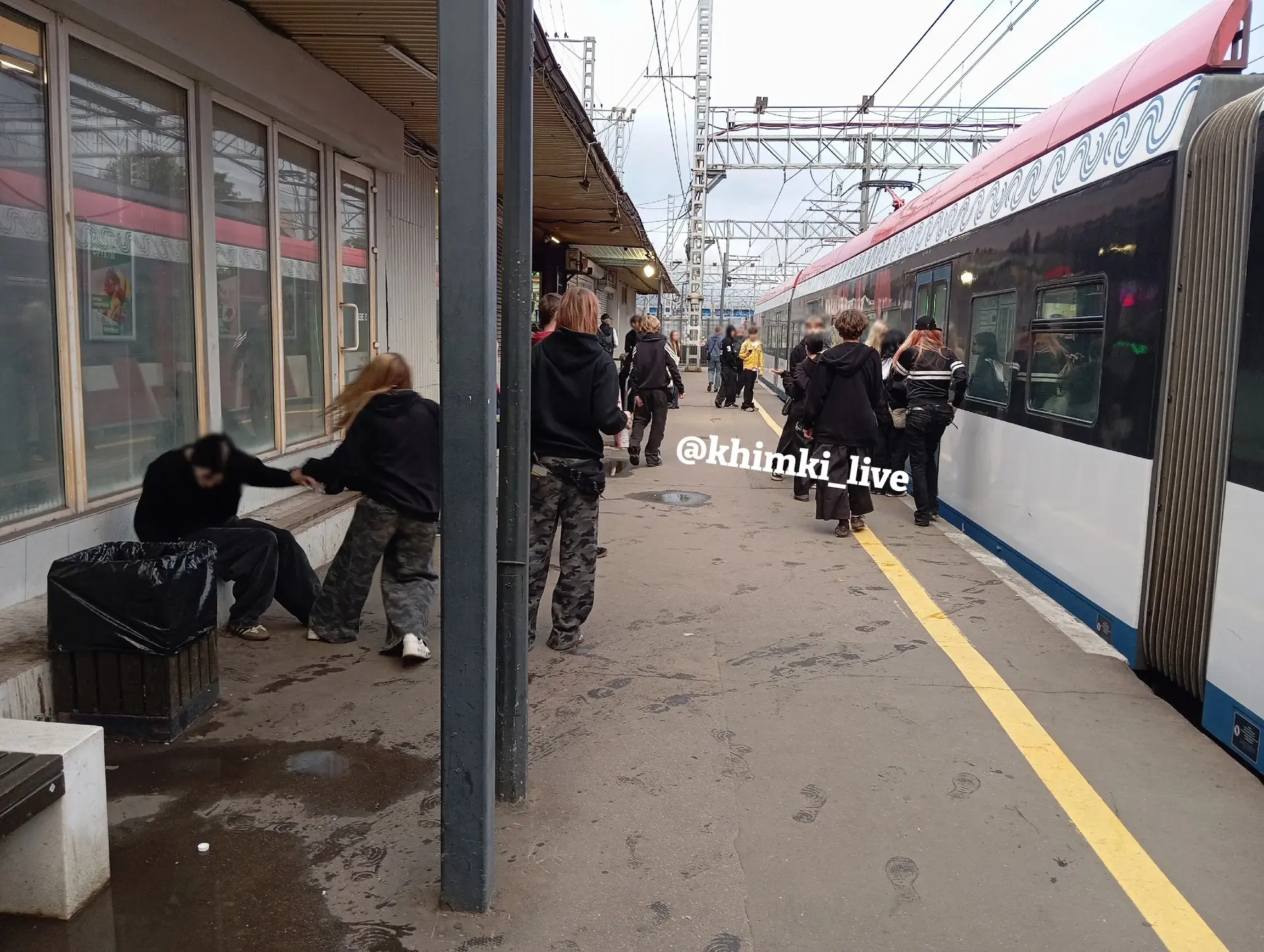 🤯 На станции Сходня пьяные подростки бросаются под поезда.