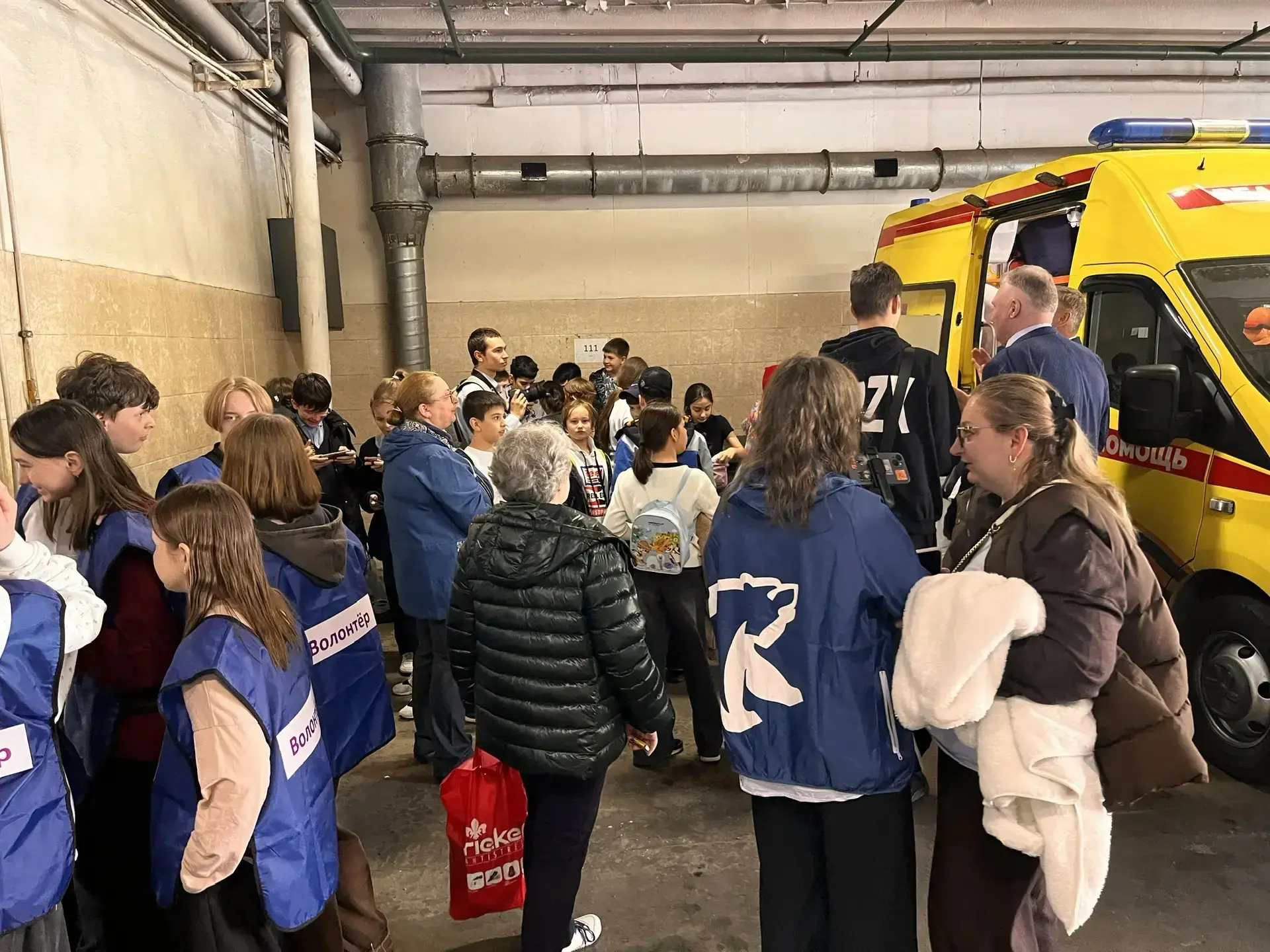 Герои рядом  🚑 Вчера для волонтёров школьной «Лиги добра» прошёл особенный «Урок мужества» — его про