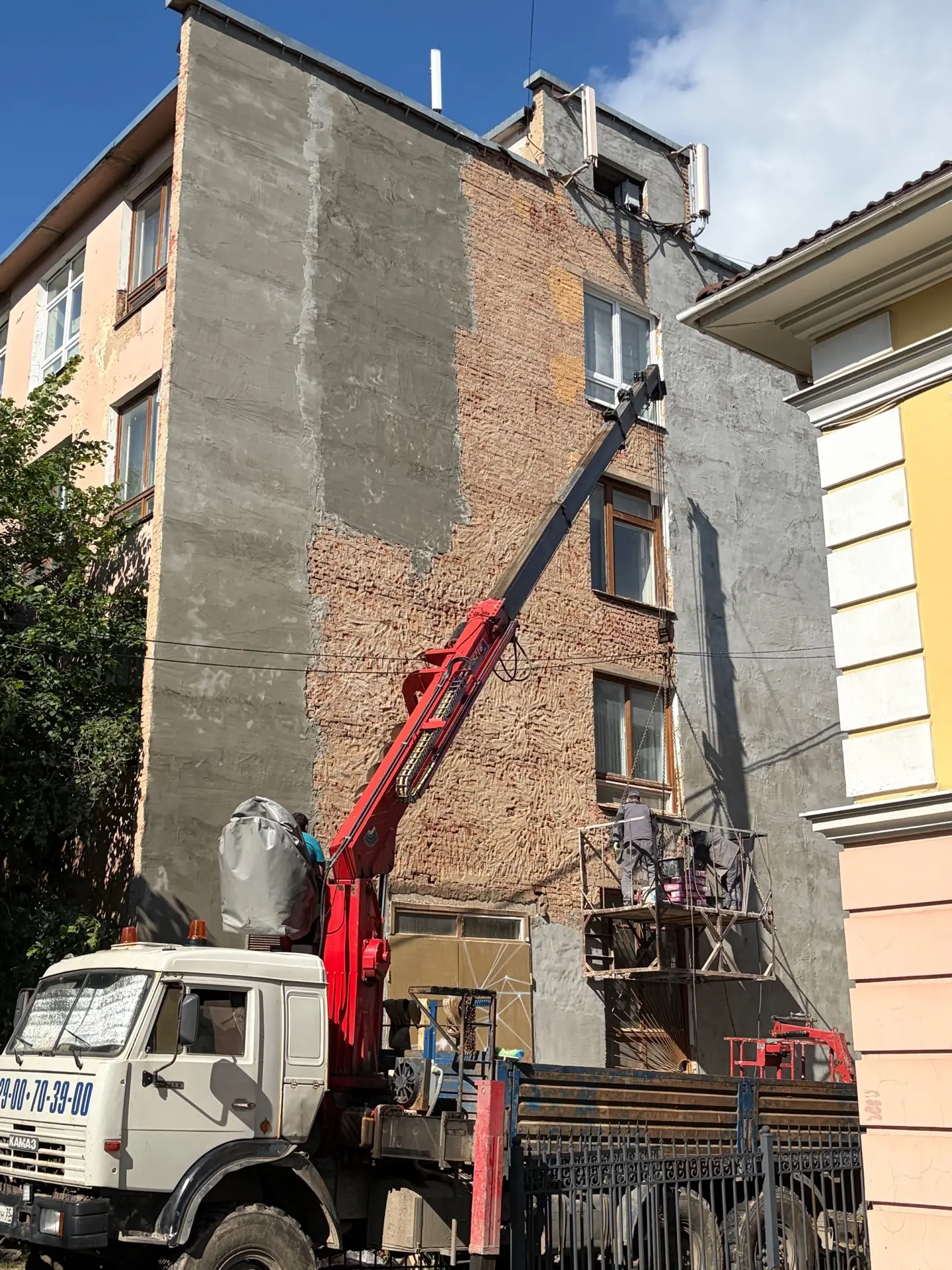 Здесь будет обновленный мурал с портретом Христофора Леденцова. Уже готовим стену. Как ...