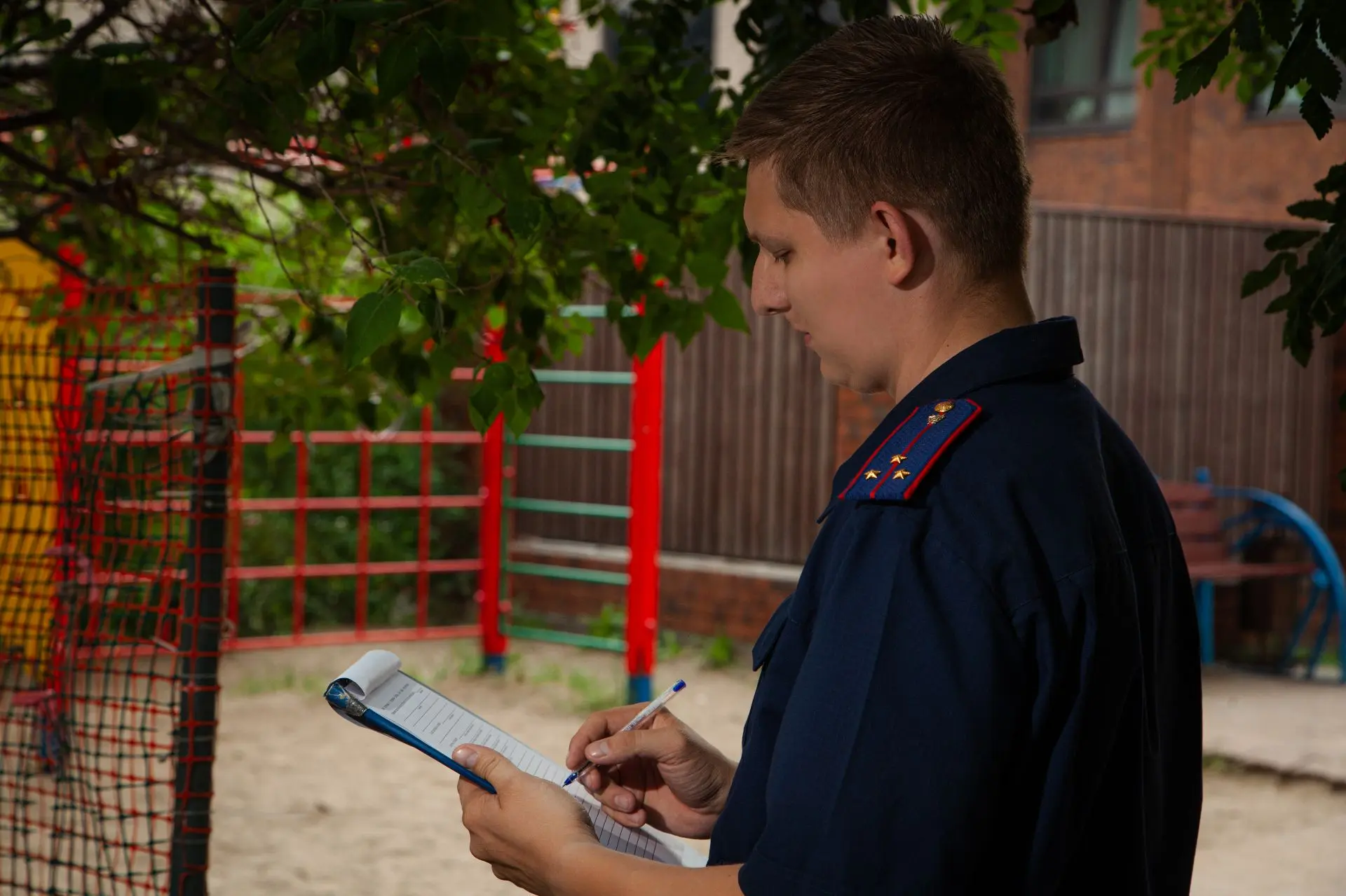 📍По факту падения из окна жилого дома малолетнего ребенка в городе Бердске проводится доследственна