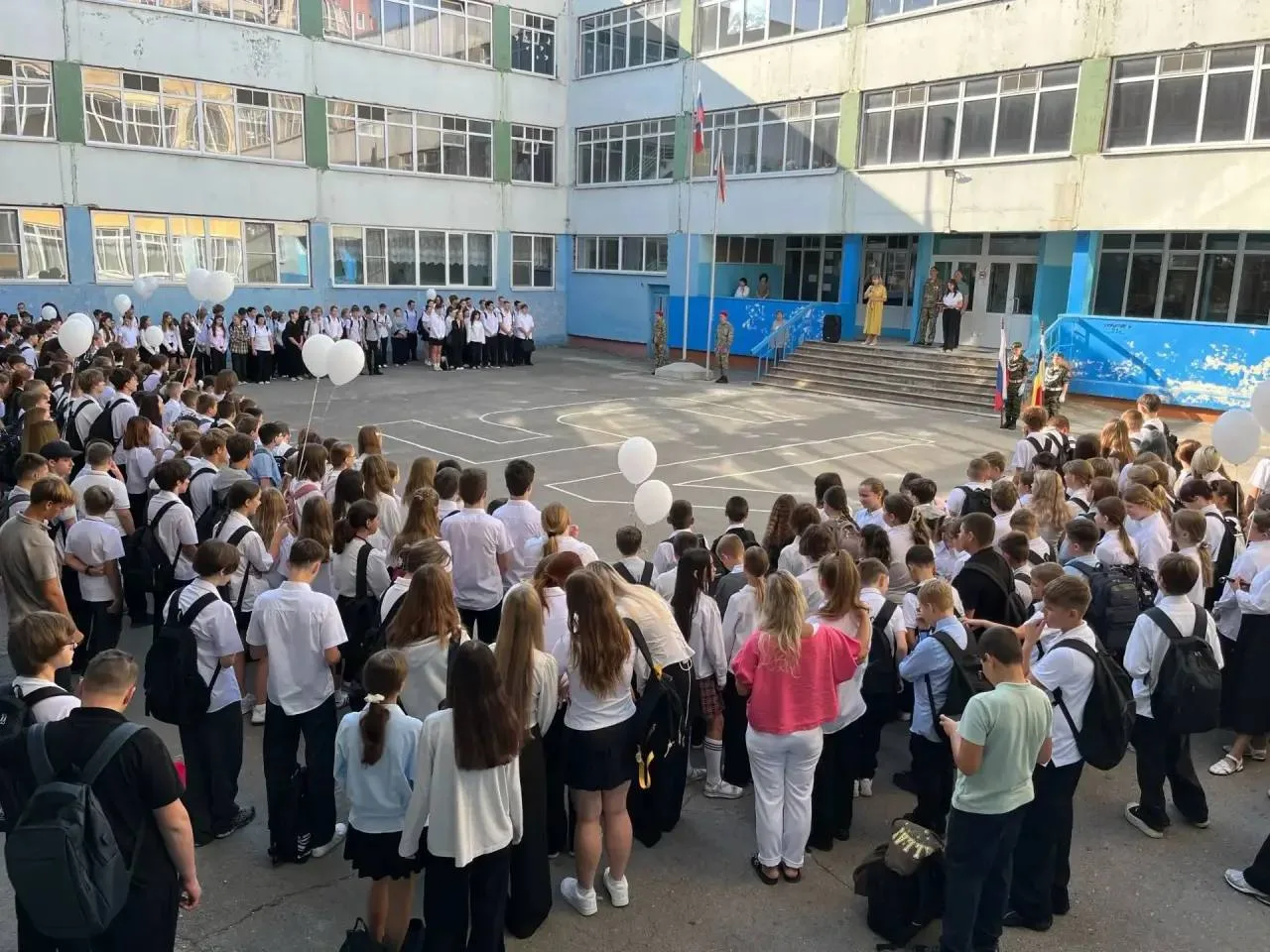Сегодня в школе №15 прошла памятная линейка, посвящённая жертвам террористического акта...