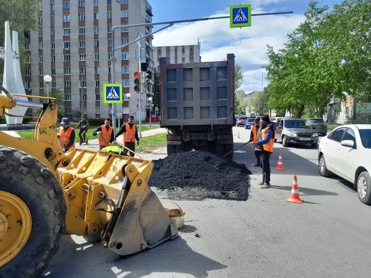 Сроки ремонта автомобильных дорог, похоже, сорвутся.

Тендер на более 253 млн рублей давно разыгран,