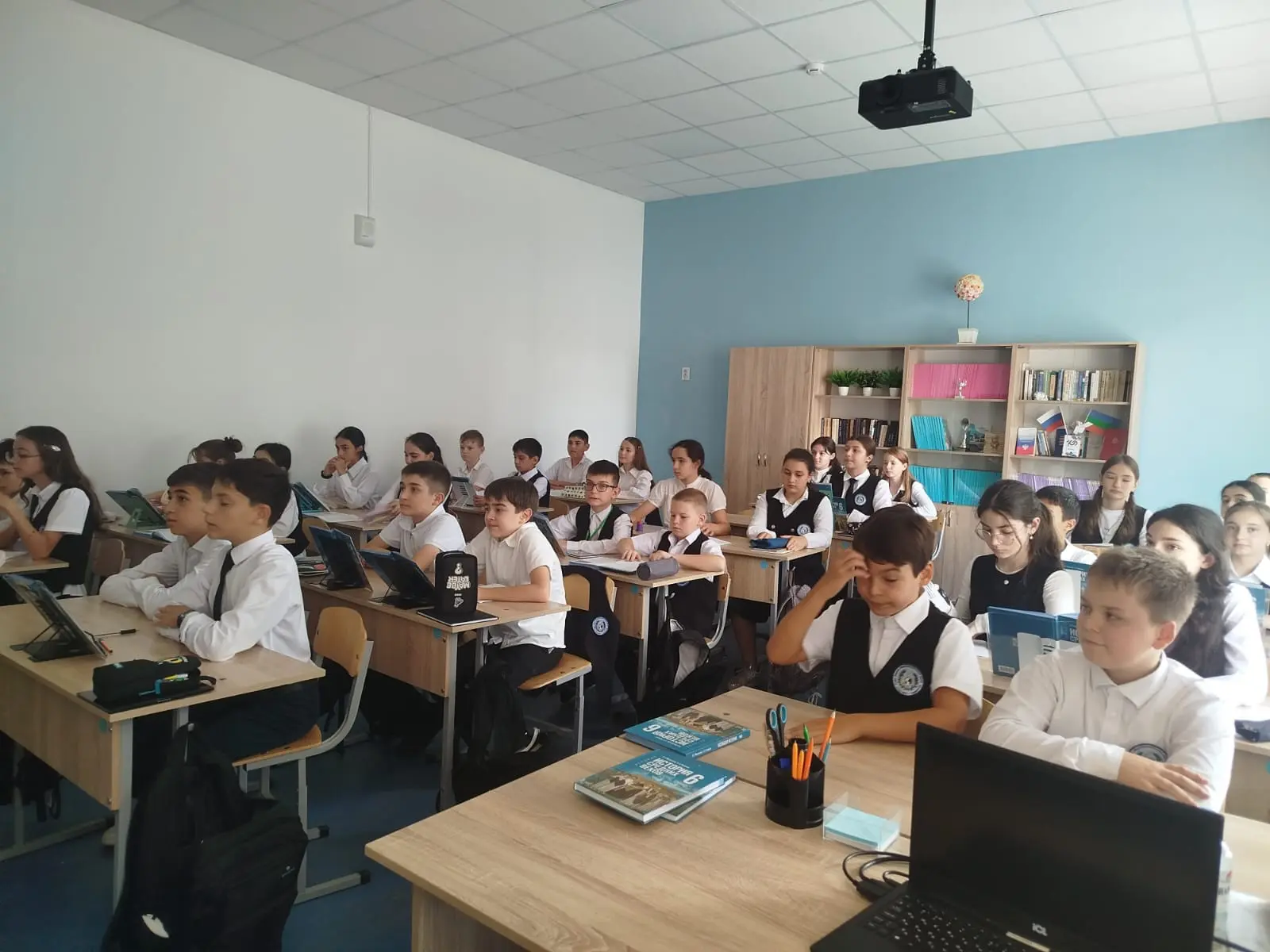Сегодня продолжились встречи с молодежью в образовательных учреждениях нашего города в ...